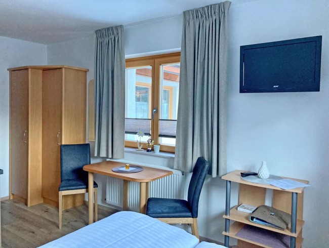 Wohnschlafraum mit Doppelbett und Flat-TV