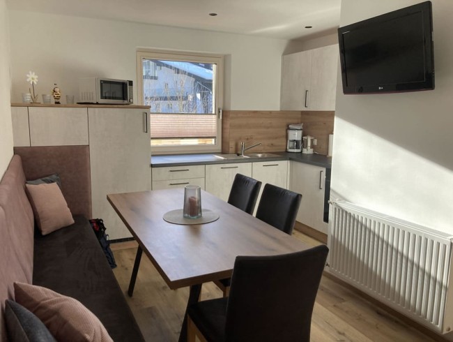 Geräumige Küche mit Esstisch